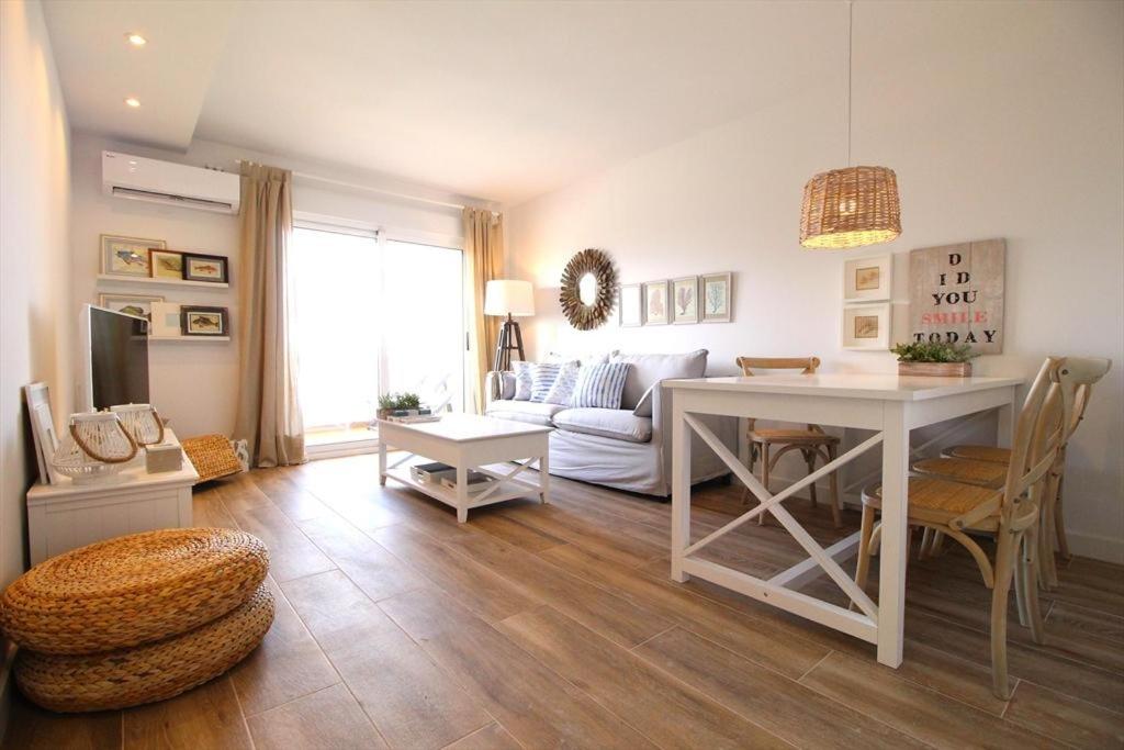 una sala de estar con una mesa y un sofá en Santa Ana 22 by homeprive, en El Verger