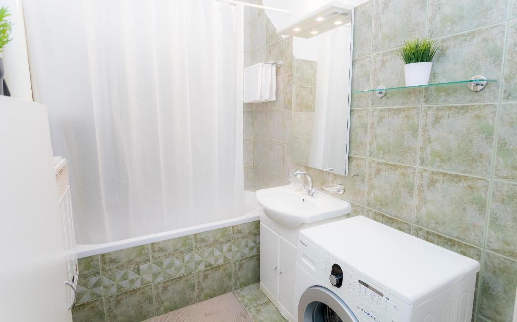 A bathroom at Souper Apartments Downtown-Király Street