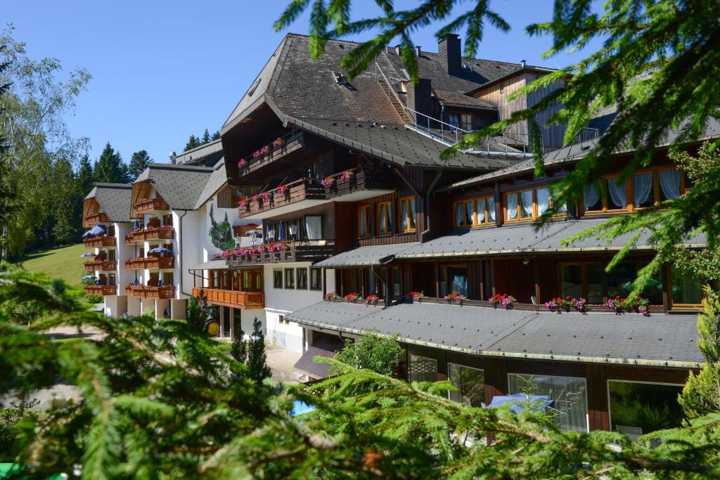 ein großes Gebäude mit vielen Fenstern in der Unterkunft Hotel Schöne Aussicht in Niederwasser