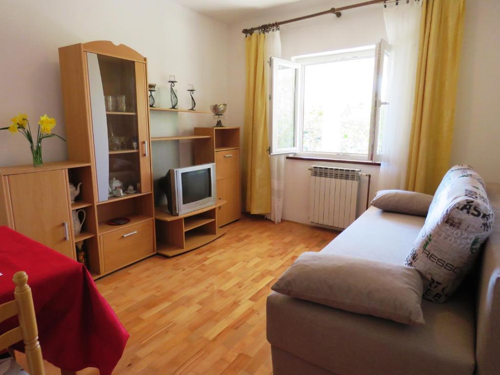 TV a/nebo společenská místnost v ubytování Apartments Palma Novalja