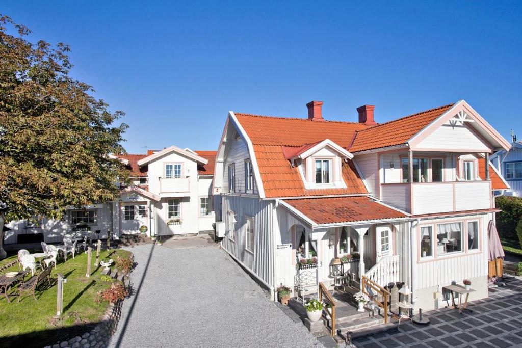 uma vista aérea de uma grande casa branca em Hotell & Restaurant Solliden em Stenungsund
