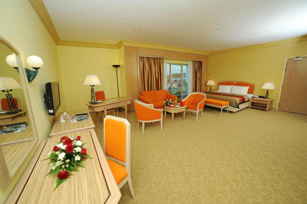 Postel nebo postele na pokoji v ubytování Grand Darul Makmur Hotel Kuantan