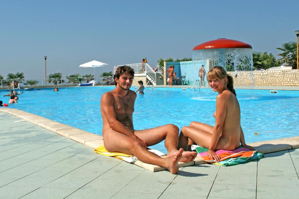Bazén v ubytování FKK Ulika - Naturist Mobile Homes Eden nebo v jeho okolí