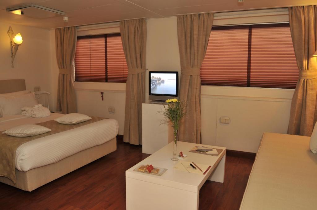 Postel nebo postele na pokoji v ubytování M/Y Alexander The Great Nile Cruise - 4 Nights Every Monday From Luxor - 3 Nights Every Friday from Aswan