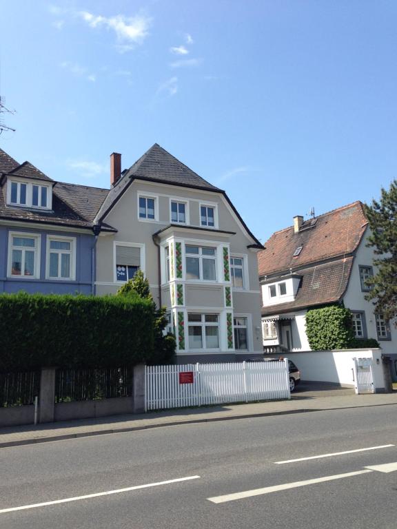 un par de casas al lado de una calle en Ferienwohnung Villa Magnolia, en Mainz