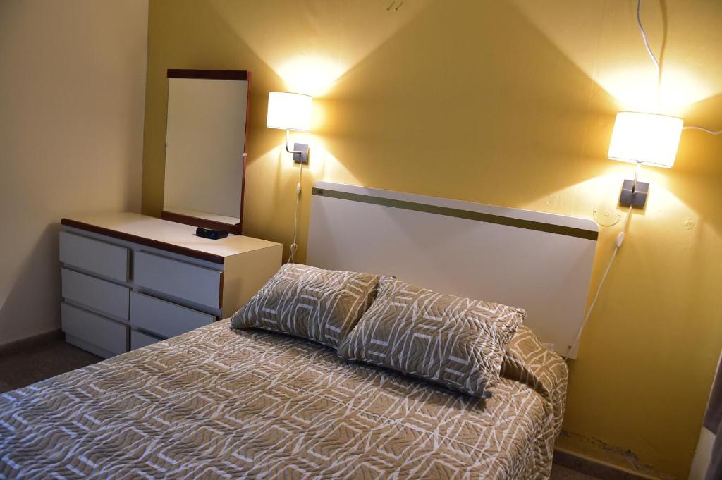 Llit o llits en una habitació de Hostal Universitario