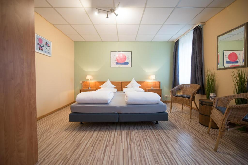 - une chambre à l'hôpital avec un lit et des oreillers blancs dans l'établissement Rheinauer Hof - bed & breakfast, à Mannheim