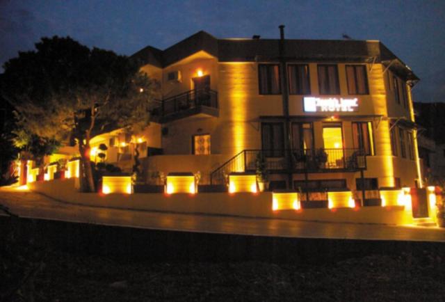 un bâtiment avec des lumières devant lui la nuit dans l'établissement Angela's House Hotel, à Monemvasia