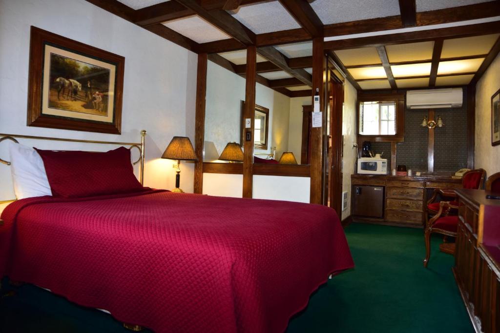 Postel nebo postele na pokoji v ubytování Sequim West Inn