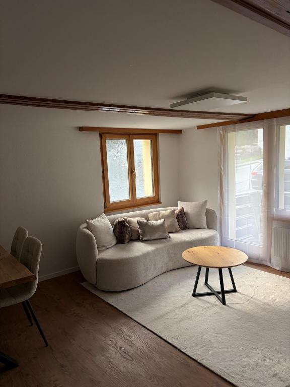 Neue Wohnung mit Balkon & nahe Bushaltestelle nach Saas-Fee