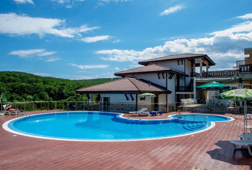 uitzicht op een zwembad in een resort bij St George Apartcomplex in Shkorpilovtsi