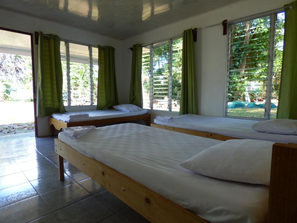 Postel nebo postele na pokoji v ubytování Corcovado Beach Lodge