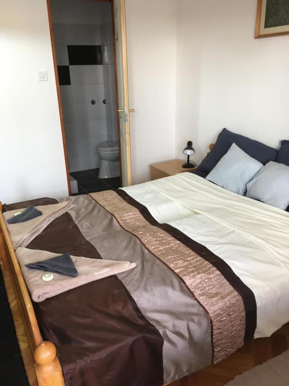 Posteľ alebo postele v izbe v ubytovaní Hív-Lak Apartman