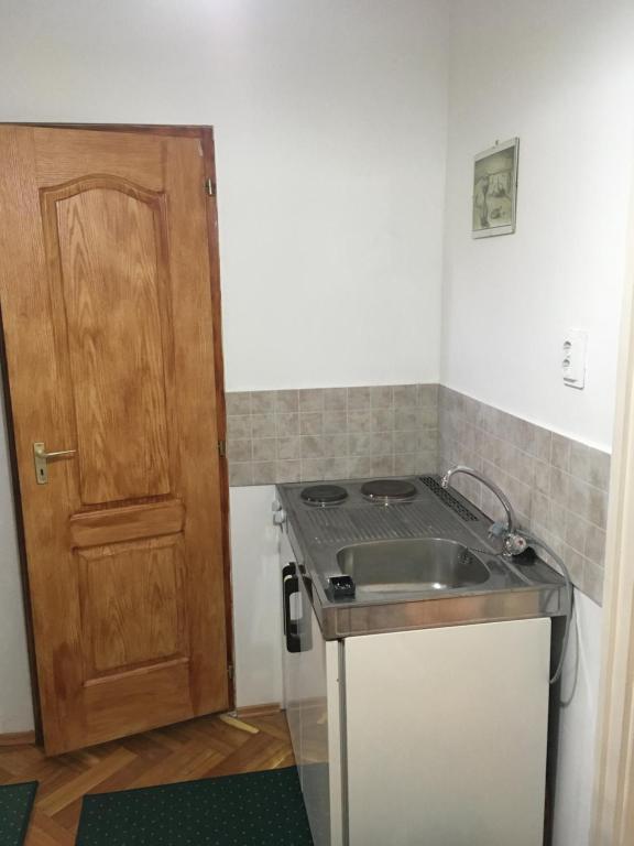 Kuchyňa alebo kuchynka v ubytovaní Hív-Lak Apartman
