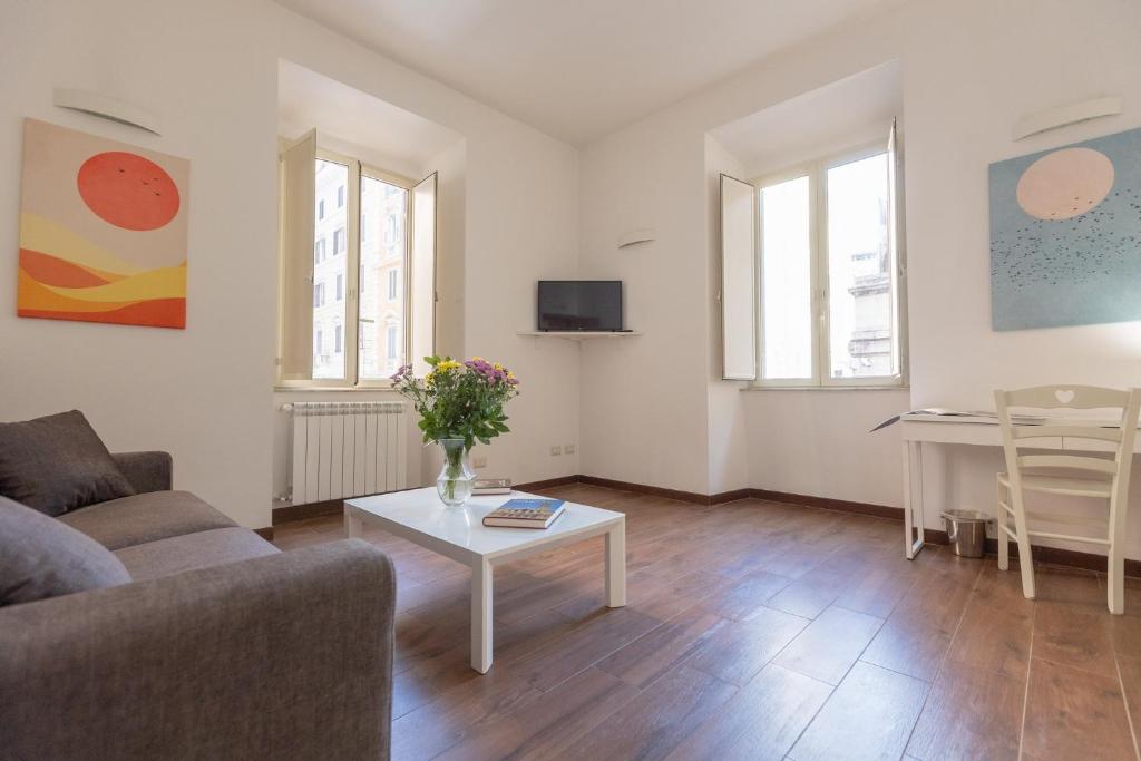 GuestHost - Roomy Apartment in Rome's Centre