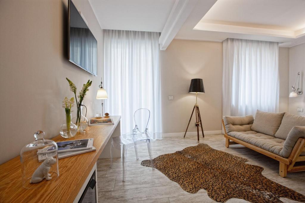 ein Wohnzimmer mit einem Sofa und einem Tisch in der Unterkunft Best Season in Reggio di Calabria