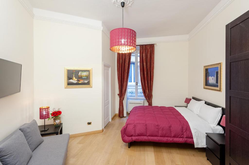 ローマにあるMyBedCavourのベッドルーム1室(ピンクの毛布付きの大型ベッド1台付)