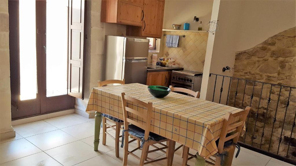 ラグーザにあるカーザ ヴァカンツェ アンティカ イブラのキッチン(テーブル、椅子、冷蔵庫付)