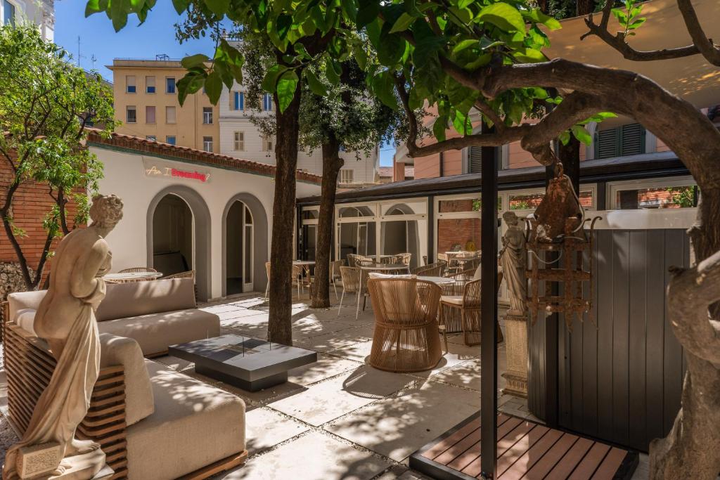 V E N E R E Villa Suites
