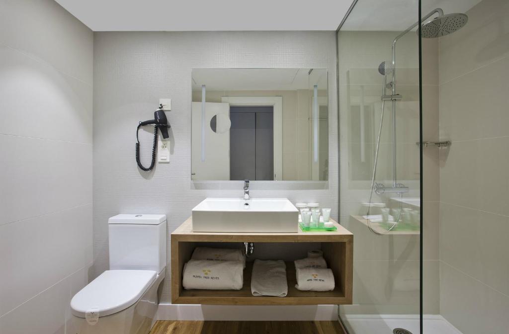 Koupelna v ubytování Hotel Tres Reyes Pamplona