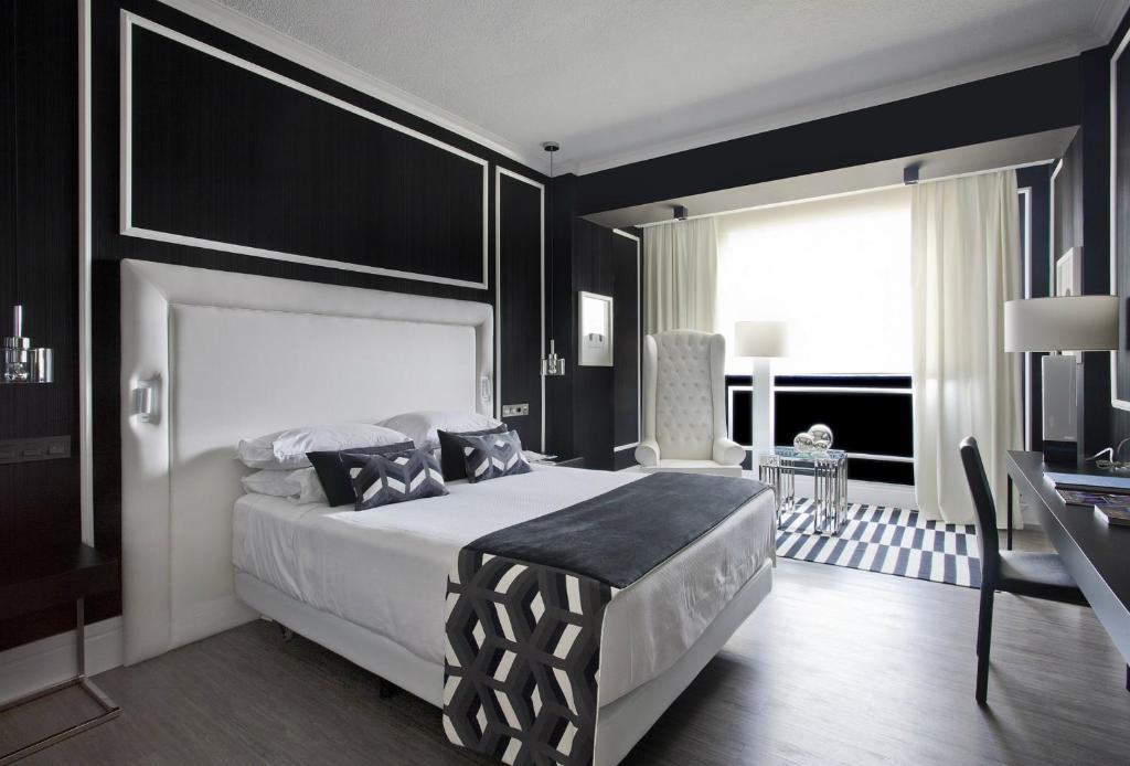 Postel nebo postele na pokoji v ubytování Hotel Tres Reyes Pamplona