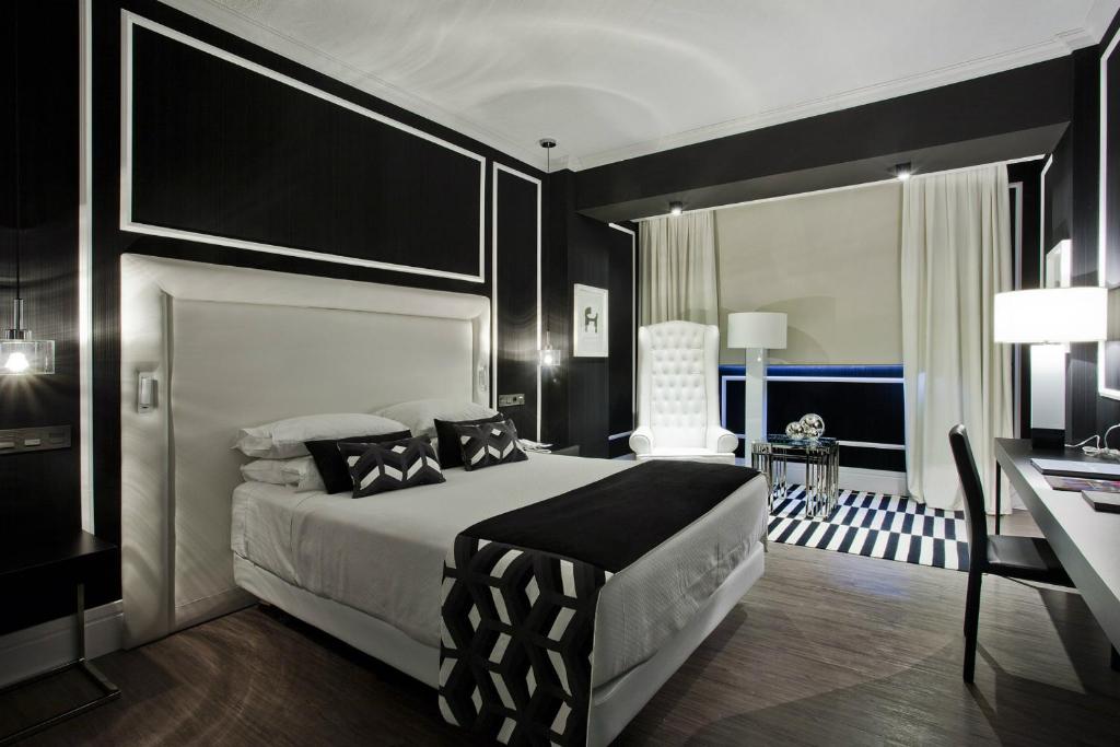 Postel nebo postele na pokoji v ubytování Hotel Tres Reyes Pamplona