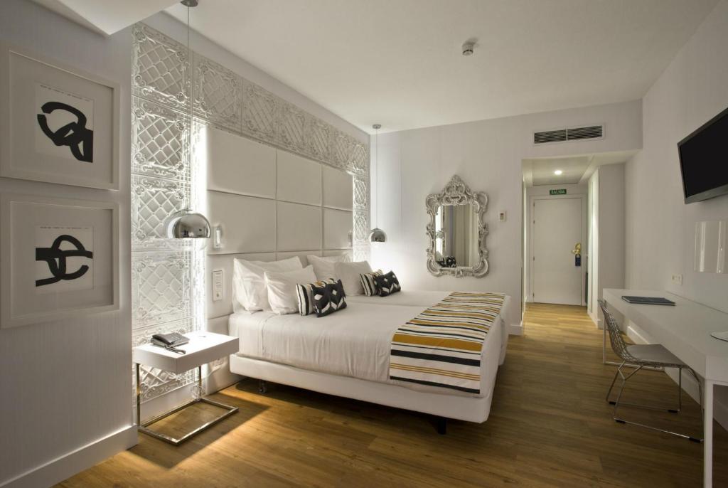 Postel nebo postele na pokoji v ubytování Hotel Tres Reyes Pamplona
