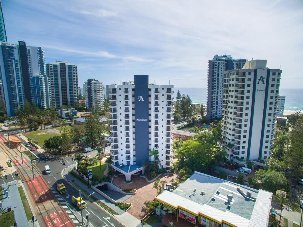 una vista aérea de una ciudad con edificios altos en Alexander Holiday Apartments, en Gold Coast