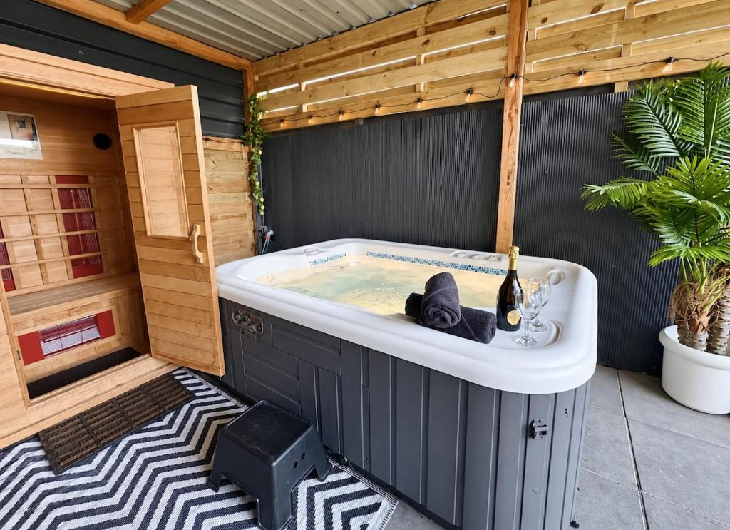 Tiny house with sauna & jacuzzi near Amsterdam