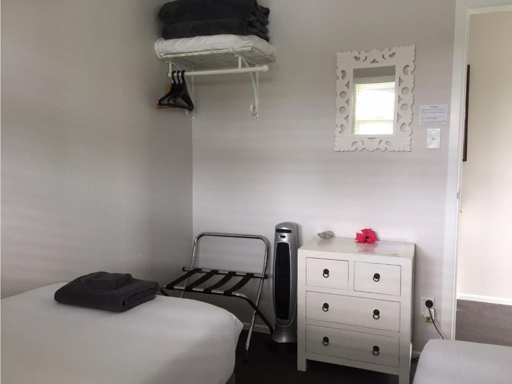 Postel nebo postele na pokoji v ubytování Kiwi House Waiheke