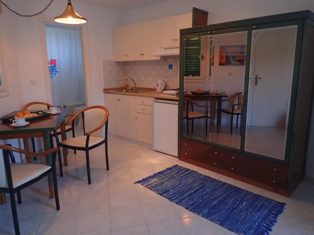 Kuchyňa alebo kuchynka v ubytovaní Villea Village