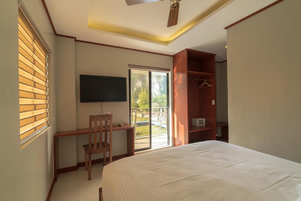 TV a/nebo společenská místnost v ubytování Coral Cliff Hotel