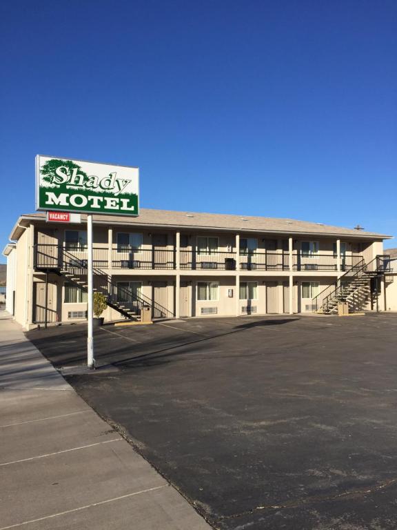 una señal de motel frente a un estacionamiento en Shady Motel, en Caliente