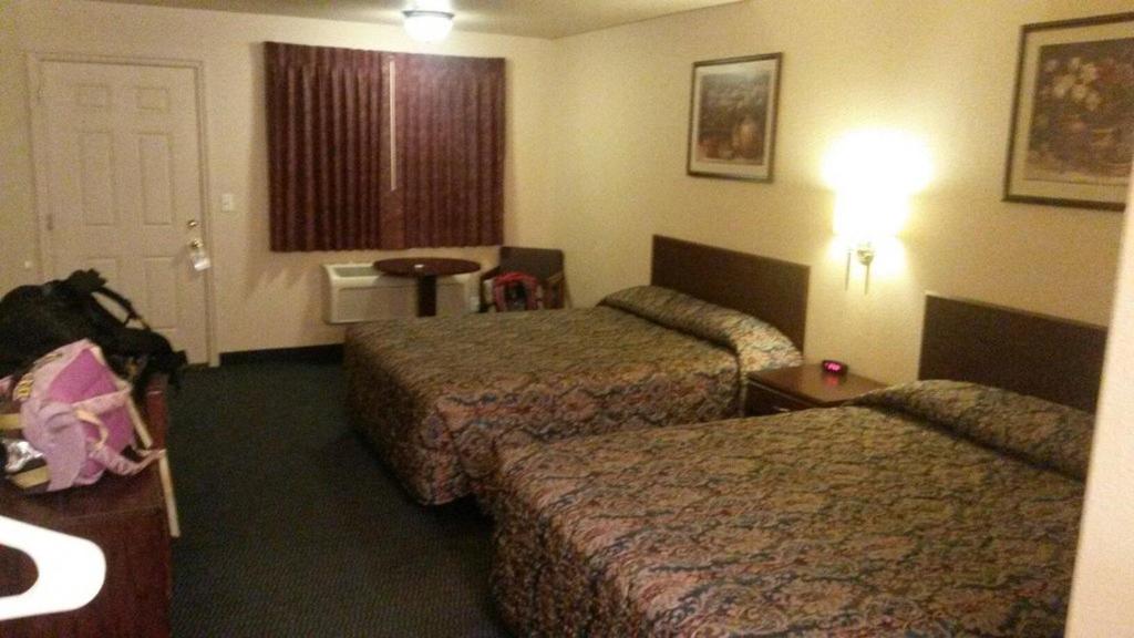 Postel nebo postele na pokoji v ubytování Shady Motel