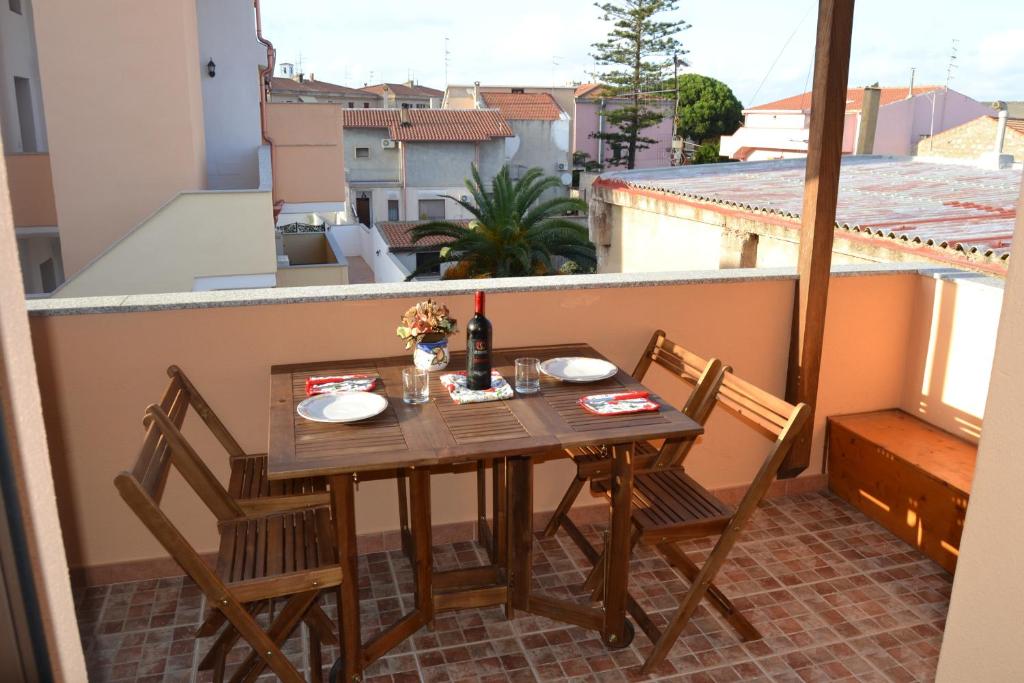 una mesa y sillas en un balcón con vistas en Casa Tartaruga, en SantʼAntìoco