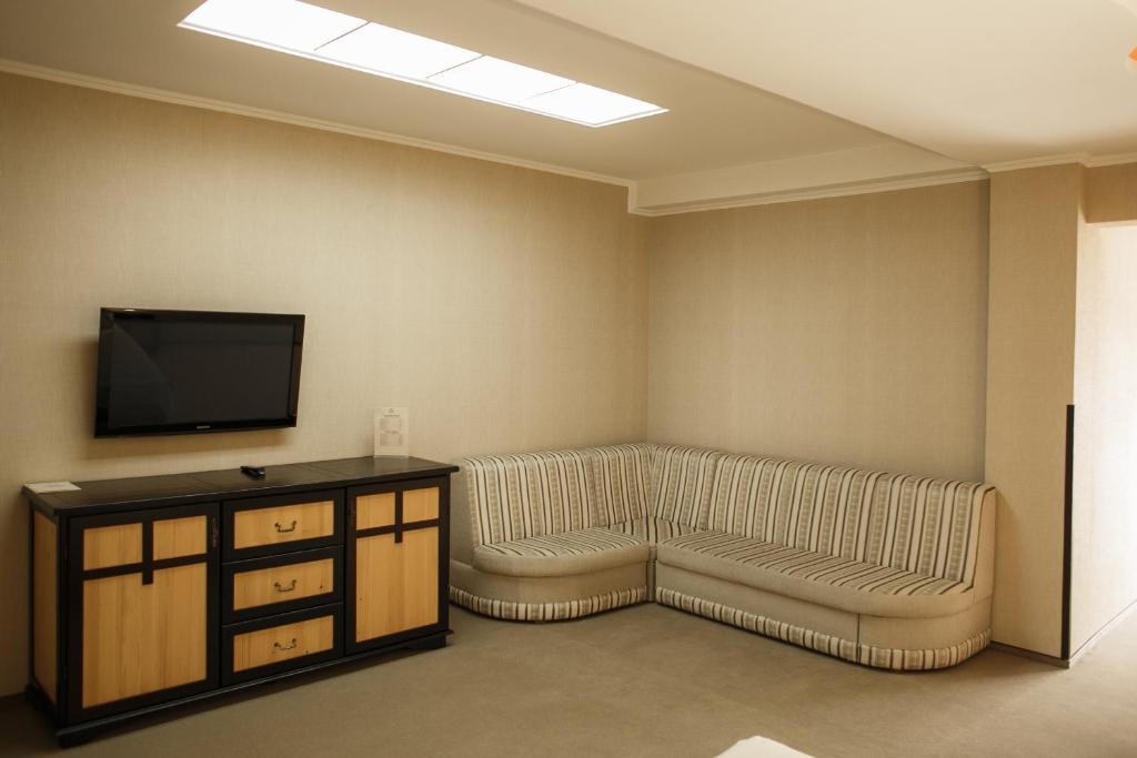 TV a/nebo společenská místnost v ubytování Georg Palace Hotel