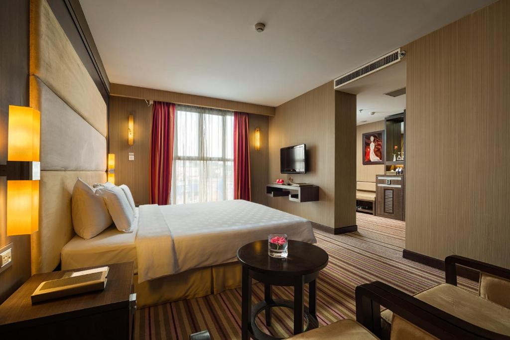 Postel nebo postele na pokoji v ubytování Silk Path Hotel Hanoi