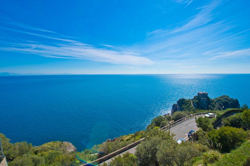 コンカ・デイ・マリーニにあるCasa Robertaの丘から海の景色を望む