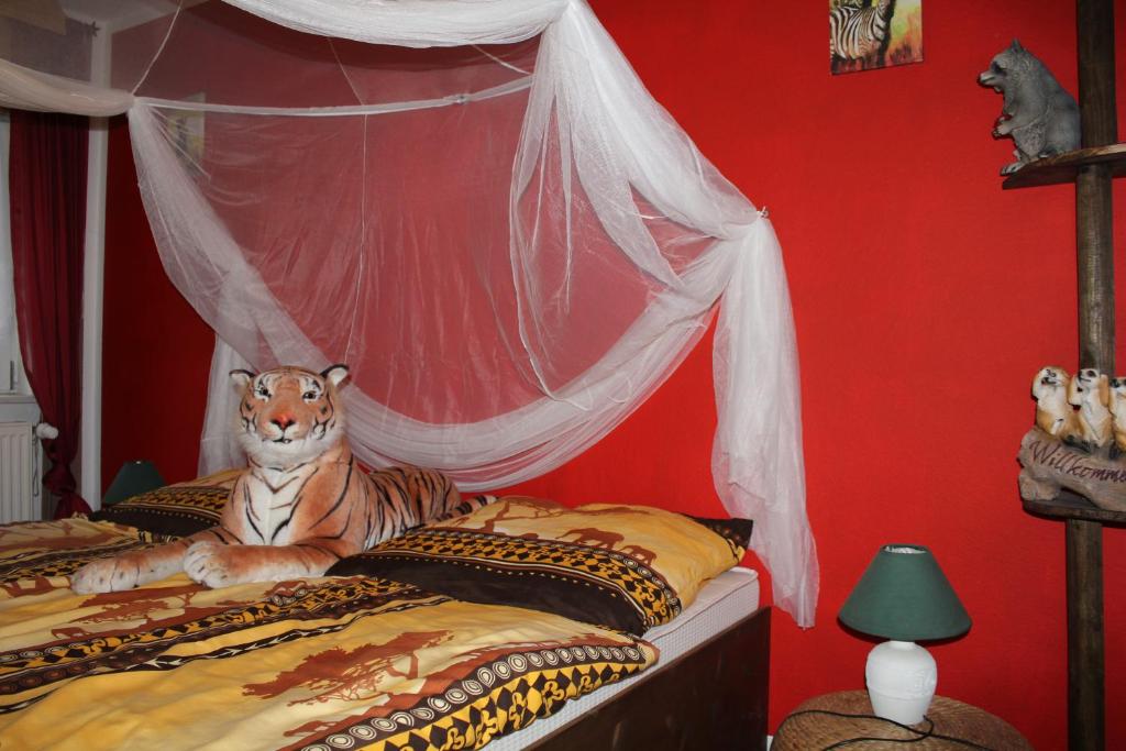 ein Schlafzimmer mit einer Tiger-Statue auf einem Bett in der Unterkunft Ferienwohnungen Sansibar in Kasnevitz
