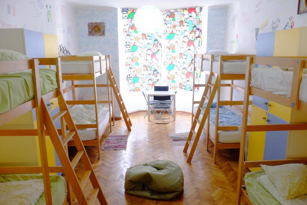 ブラショヴにあるCentrum House Hostelの二段ベッド数組、窓が備わる客室です。