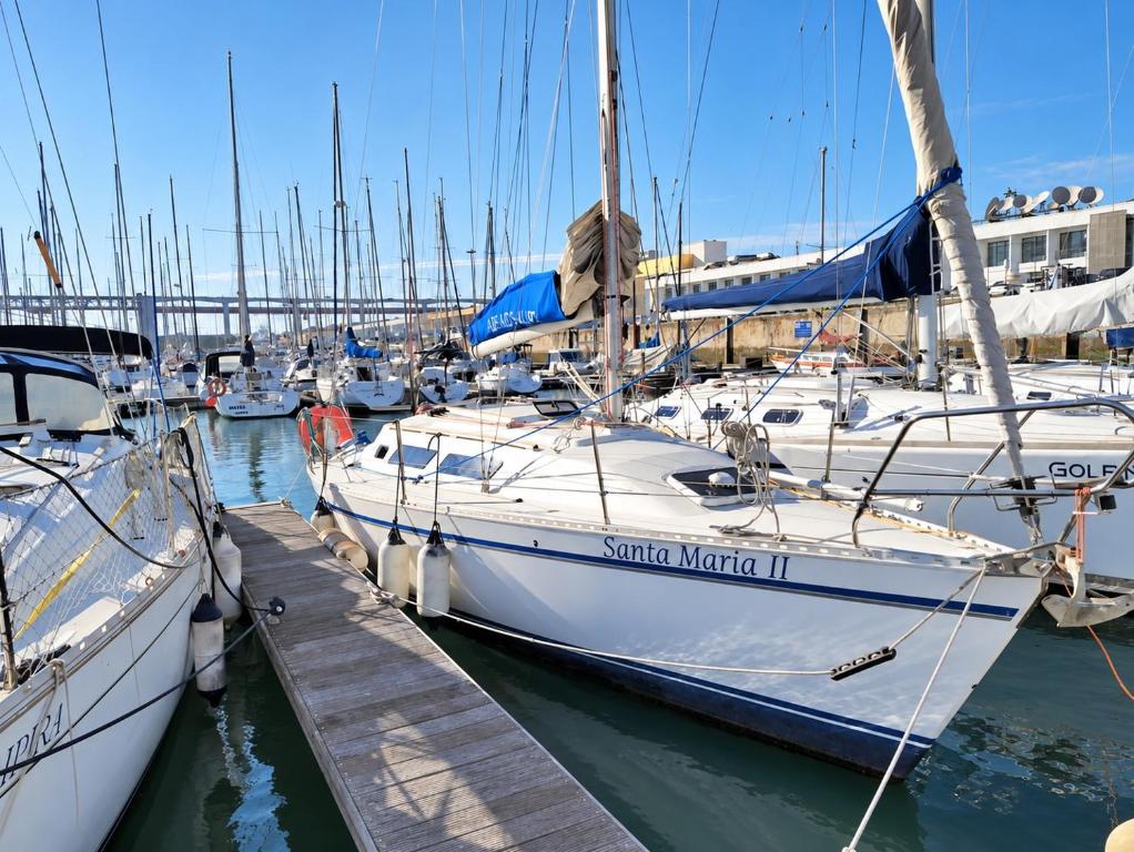 Sleep aboard a sailing boat in Lisbon