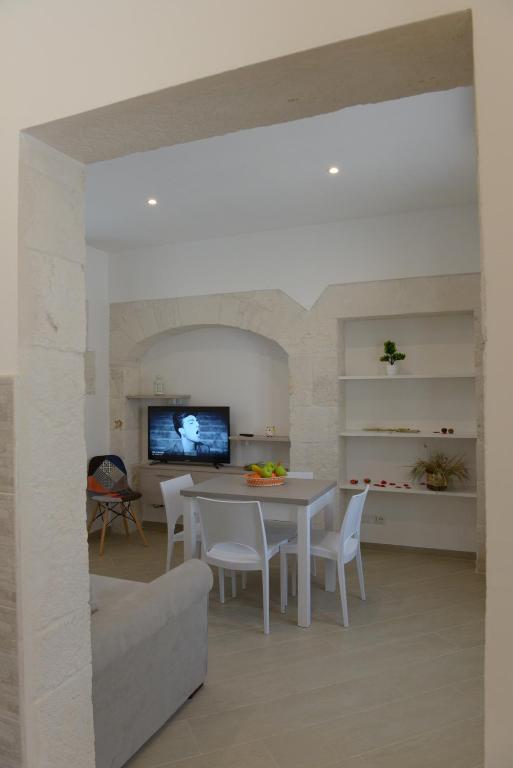 A television and/or entertainment centre at Domus Antiqua Residence