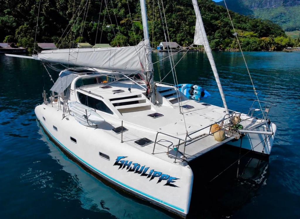 Private cabin on a catamaran with half board in Moorea - hébergement à Moorea
