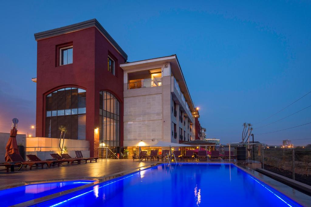 un edificio con piscina frente a un edificio en Ole Sereni en Nairobi