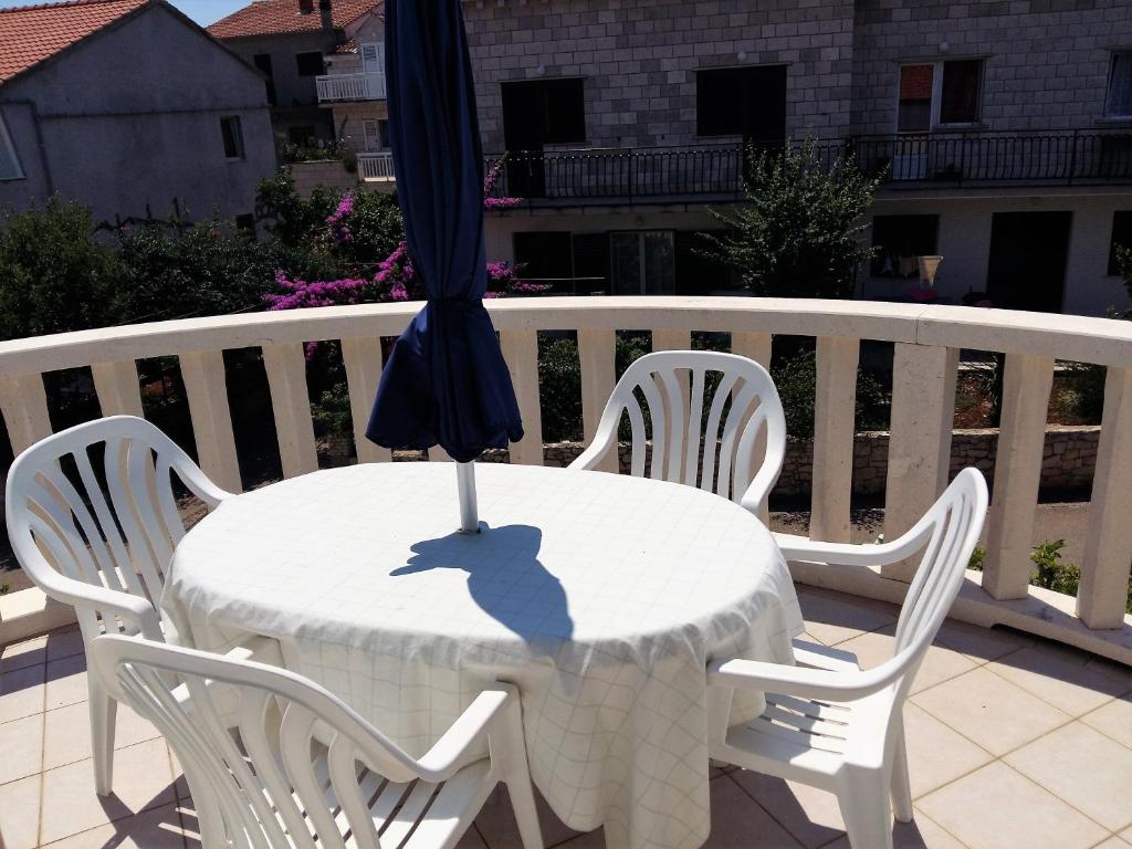 Balkón nebo terasa v ubytování Apartments Ćenan