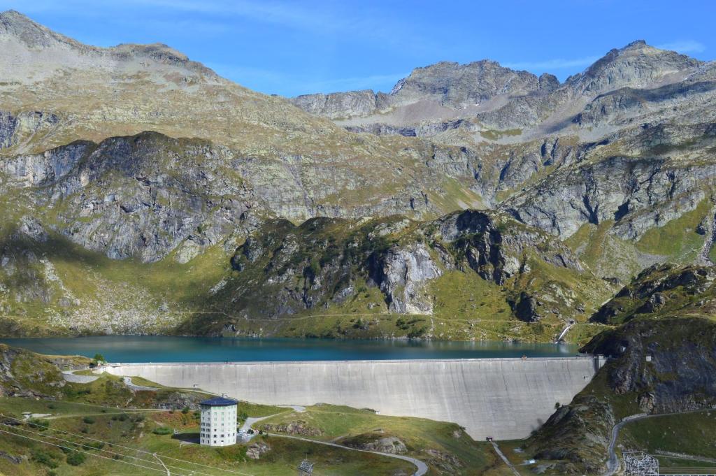 an aerial view of a reservoir in the mountains at Albergo Robiei in San Carlo