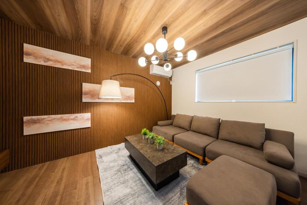 Convenient access to Haneda Airport, 15 mins to Haneda Airport, 7 mins walk from Keikyu Kamata Station, For up to 8 people