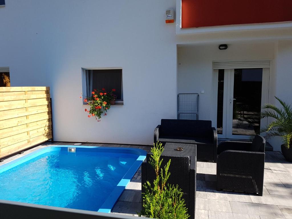 Bazén v ubytování Happy Home Apartman nebo v jeho okolí