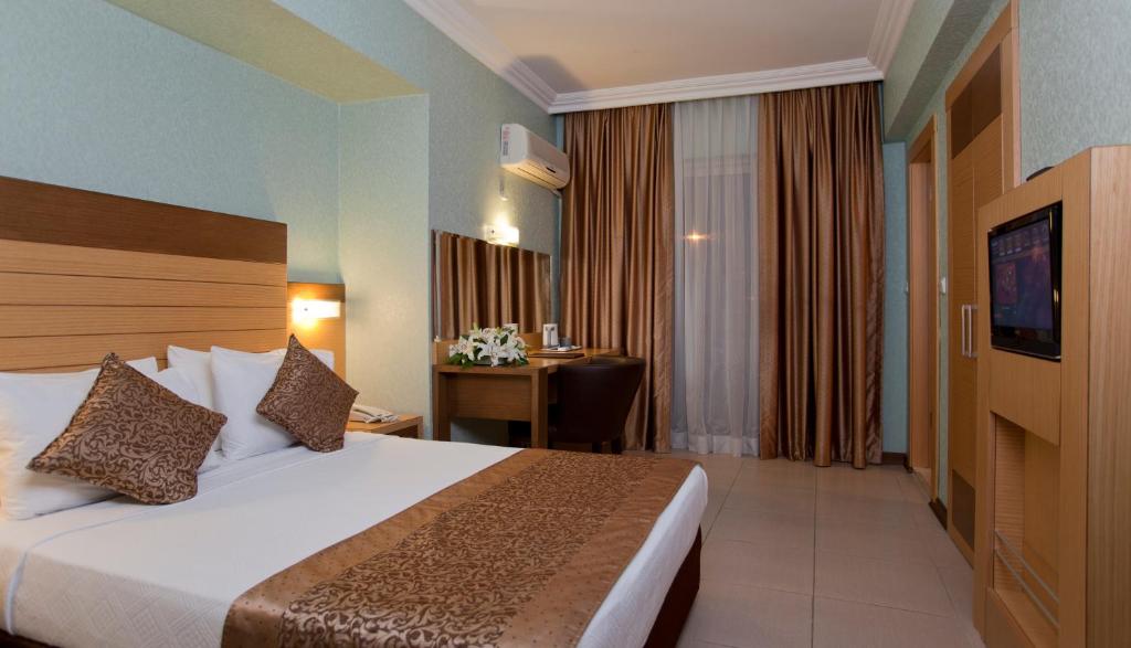 Ένα ή περισσότερα κρεβάτια σε δωμάτιο στο Remi Hotel