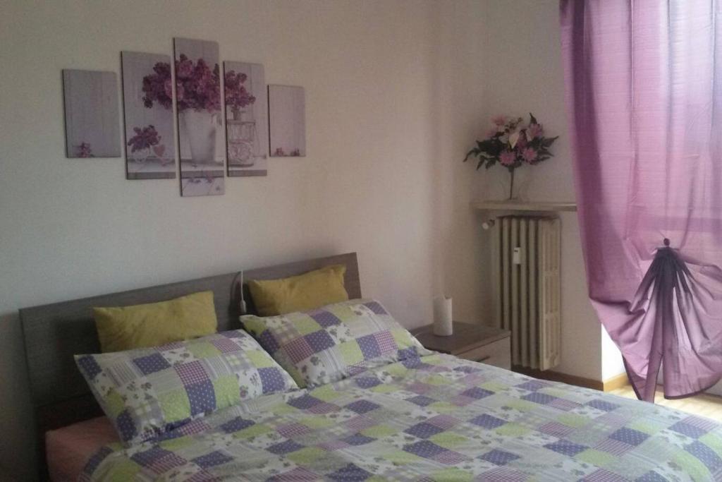 1 dormitorio con 1 cama con edredón en Beautiful View - Centre Ville CIR 004-0250-00005, en Borgo San Dalmazzo
